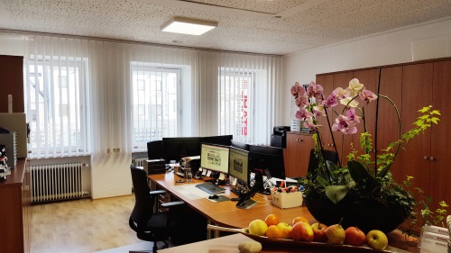 Stahl Computertechnik hat 2016 seine Bürofläche vergrößert. Das Bild zeigt einen der neuen Räume im ersten Stock des Geschäftshauses Hauptplatz 11 in Pfaffenhofen.